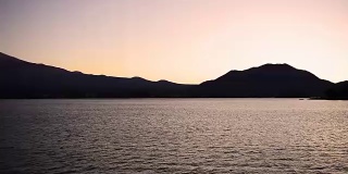 日落后的富士山和川口湖(全景拍摄)
