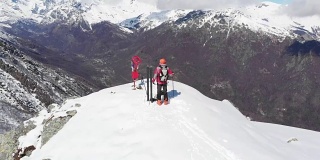 徒步登高，滑雪游览雪山，一览阿尔卑斯山，战胜逆境，取得成功