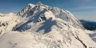 贝克山滑雪区空中直升机冬季雪地飞行滑雪单板滑雪徒步旅行在舒克山巨大的Mtn山顶上