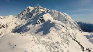 贝克山滑雪区空中直升机冬季雪地飞行滑雪单板滑雪徒步旅行在舒克山巨大的Mtn山顶上视频素材模板下载