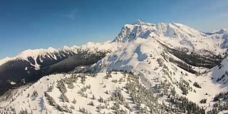 贝克山滑雪区空中直升机冬季雪域飞越上山峡谷半球