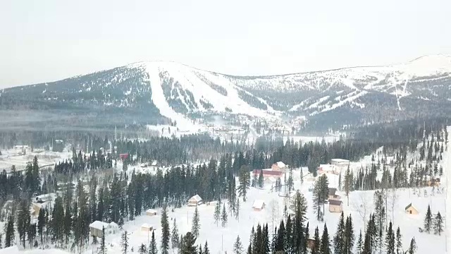 西伯利亚滑雪胜地的鸟瞰图