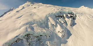 惊人的巨大的山顶冰冻的雪冬季景观航拍北喀斯喀特山脉公园冰川山贝克巨大的山峰令人惊叹的最好的广角视图4K