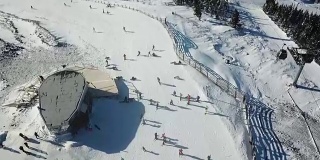 在山顶滑雪板和滑雪者