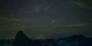 在泰国攀牙市的Samet Nang She视点拍摄的夜空和星星