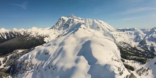 贝克山滑雪区空中直升机冬季雪景飞越贝克山半球Shuksan若隐若现