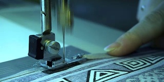 缝纫机操作的慢动作视频。