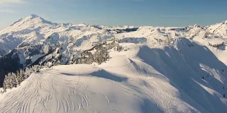 山贝克滑雪区舒克山手臂空中拍摄飞过滑雪者滑雪板远足粉出界