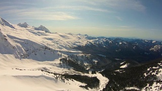 飞越锯齿脊揭示舒克山冰川华盛顿山丰尖锐的悬崖鸟瞰图冬季景观华盛顿州太平洋西北的贝克山视频素材模板下载