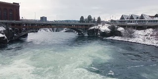 斯波坎市中心河桥在寒冷的冬天雪