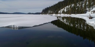 佩耶特湖的入口在冬天有雪和冰和一些云