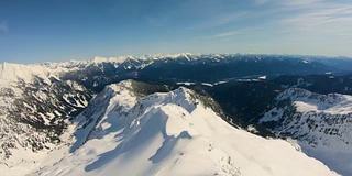 空中俯瞰直升机飞过陡峭的山脊贝克湖北部喀斯喀特山脉背景