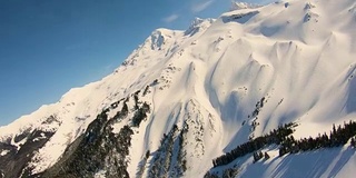 巨大的巨大的雪山空中贝克山史诗般的地形北喀斯喀特山脉晴朗的蓝天