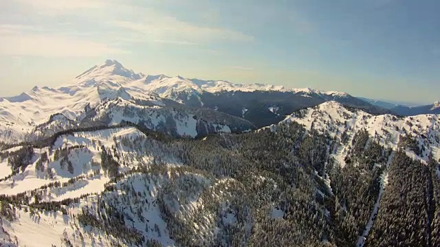 贝克山Backcountry背景视图冬季景观山脉北喀斯喀特山脉空中直升机视角