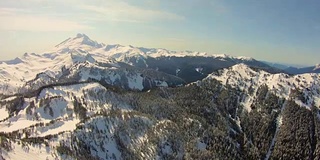 贝克山Backcountry背景视图冬季景观山脉北喀斯喀特山脉空中直升机视角