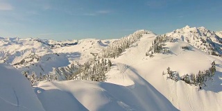 登山运动员滑雪板徒步旅行贝克山舒克山手臂顶部山脊鸟瞰图飞行通过极限运动独自Backcountry任务