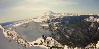 山贝克斯诺夸尔米森林冬季空中直升机角度飞行在陡峭的悬崖峭壁带新鲜雪景偏远的荒野位置