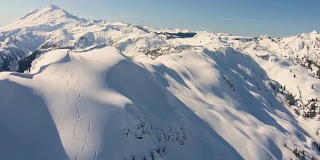 舒克山臂贝克山背景空中飞行滑雪场后野斜坡