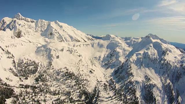 舒克山荒野广阔的山脉探险飞行在直升机北Cascades