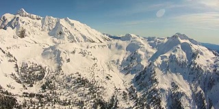 舒克山荒野广阔的山脉探险飞行在直升机北Cascades
