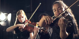 三位青少年小提琴手表演