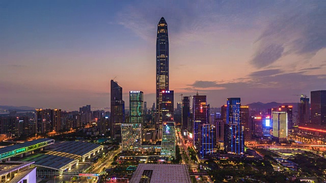 深圳金融中心的天际线从黄昏到夜晚。