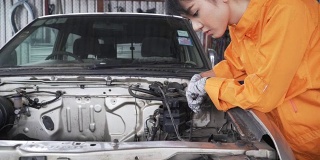 小车倾斜视图:亚洲年轻女性汽车机械师