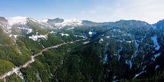 北喀斯喀特山贝克荒野森林步道在雪水平朝向高山空中直升机视图