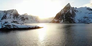 日落时的挪威海岸