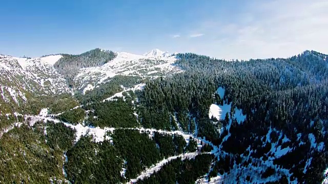 西北贝克山斯诺夸尔米森林空中直升机鸟瞰接近高山荒野