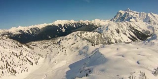 壮观的直升机空中飞行4k镜头飞过桌面山顶滑雪者走向贝克滑雪区舒克山极端高速肾上腺素
