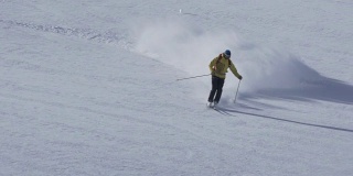 滑雪者在深粉中下山