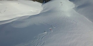 滑雪者降下雪山的鸟瞰图