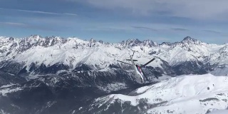 直升机飞过雪景