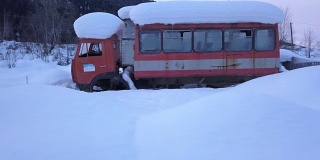 旧的4x4巴士被雪覆盖