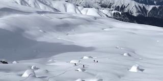 乡间滑雪者下山，积着厚厚的粉雪