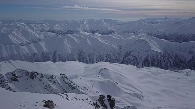 滑雪者站在山顶上