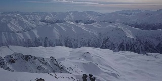 滑雪者站在山顶上