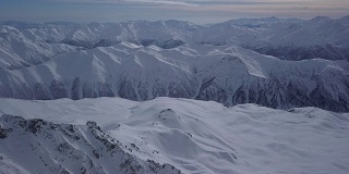 滑雪者站在山顶上