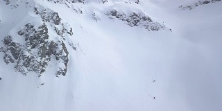 乡间滑雪者下山，积着厚厚的粉雪