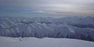 乡村滑雪者登山旅行