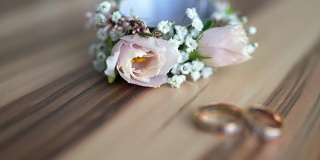 胸针和结婚戒指放在一块木板上