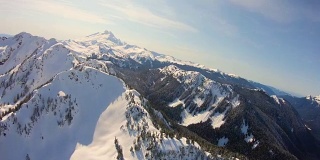 观看贝克山华盛顿喀斯喀特山脉从远处通过直升机角度自然荒野