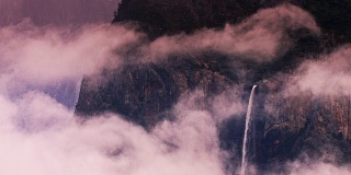 冬季的优山美地，布瑞达威尔瀑布
