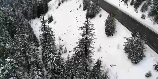 汽车在冬季大雪中在高速公路上行驶