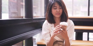 摄影:年轻的亚洲咖啡师对咖啡味道感到不好