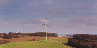 德国农村的风力涡轮机和电信桅杆