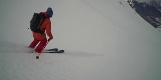 乡间滑雪者下山，积着厚厚的粉雪