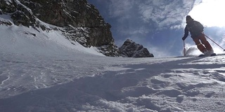 乡间滑雪者下山，积着厚厚的粉雪