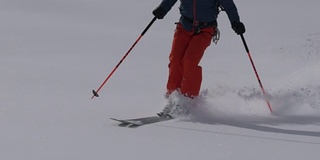 乡间滑雪者下山，积着厚厚的粉雪